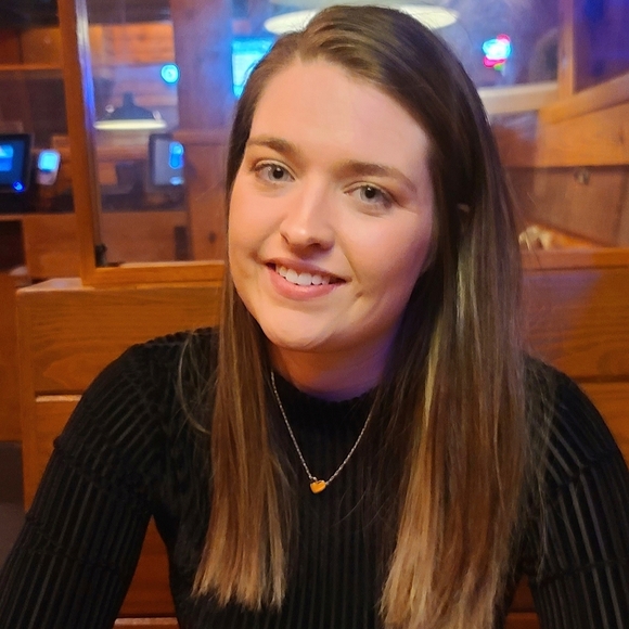 Meet your Posher, Alexis - Picture 2 of 2